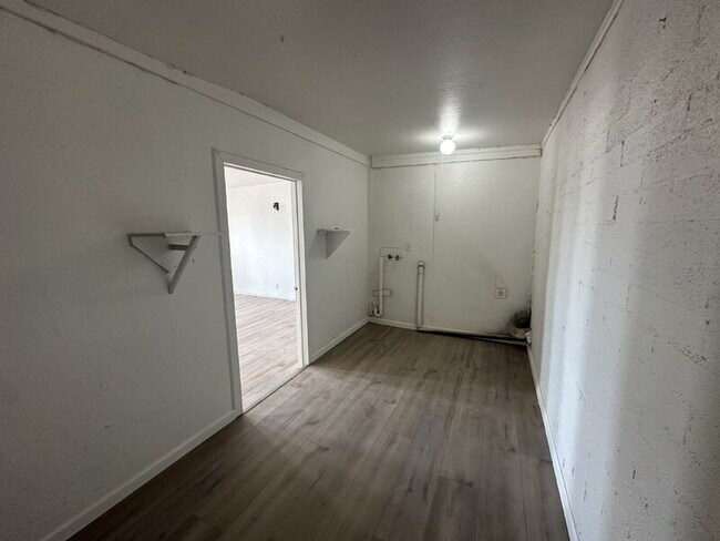 Building Photo - 5431 N Lakeshore Dr