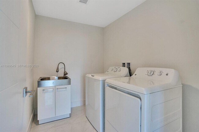 Building Photo - 301 Altara Ave