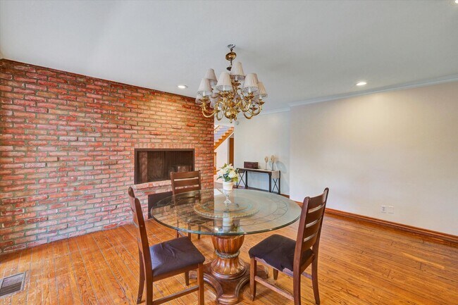 Building Photo - 5-Bedroom Home in Desirable Friendly Hills...