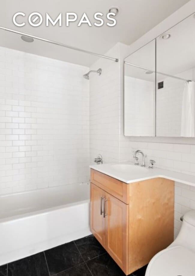 Building Photo - 516 W 47th St