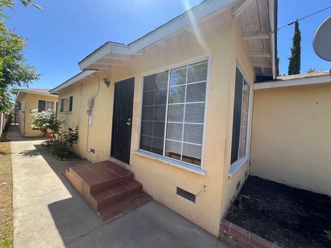 Building Photo - Inglewood Duplex