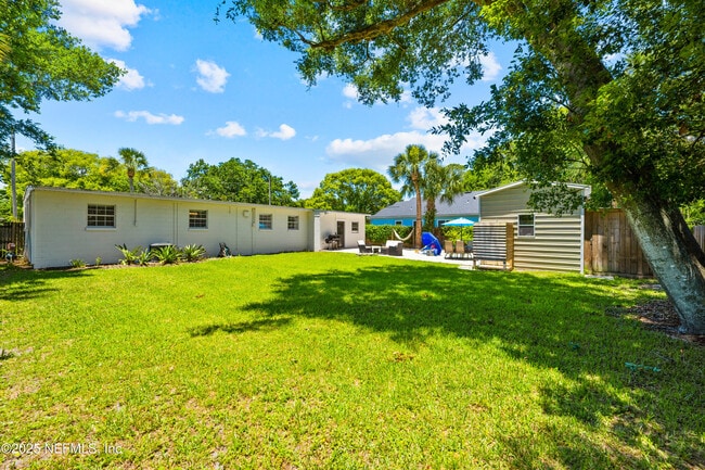 Building Photo - 1717 Sunset Dr