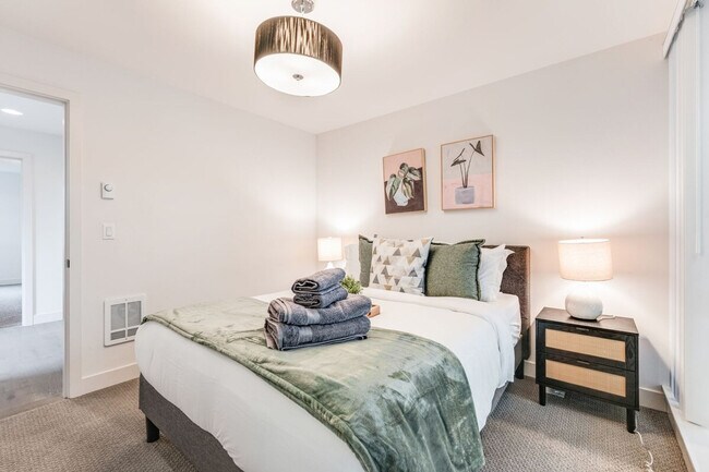 Building Photo - 2319 Franklin Ave E