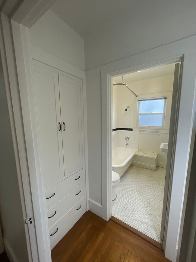 Building Photo - Charming one-bed, one-bath apartment in Mi...