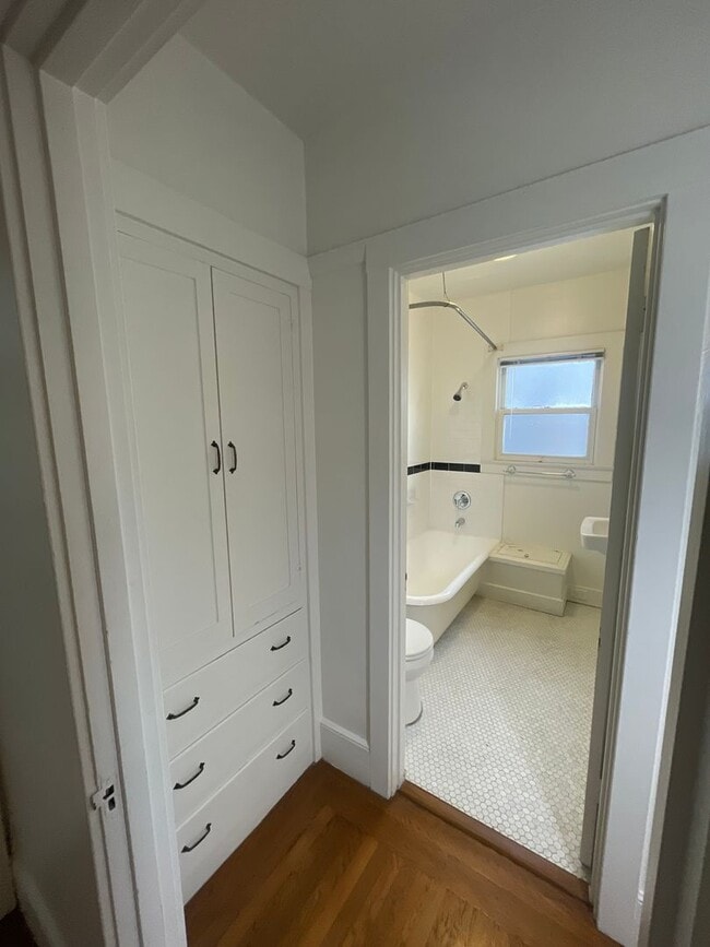 Building Photo - Charming one-bed, one-bath apartment in Midtown