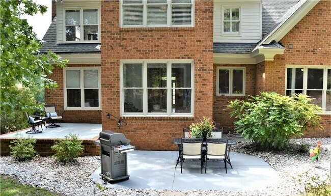 Building Photo - 4 bedroom/ 3.5 bathroom- Stonehouse