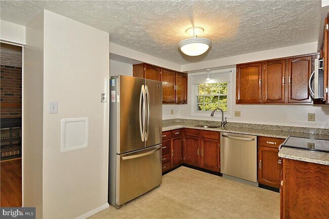 Building Photo - 5 Sanders Ct