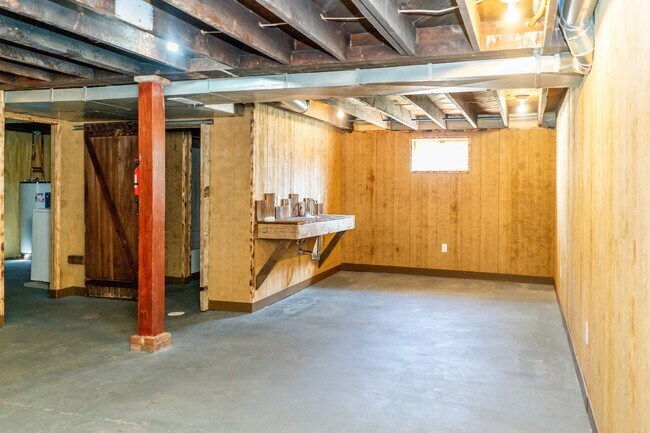 Building Photo - Spacious 2 bedroom 2 bath house