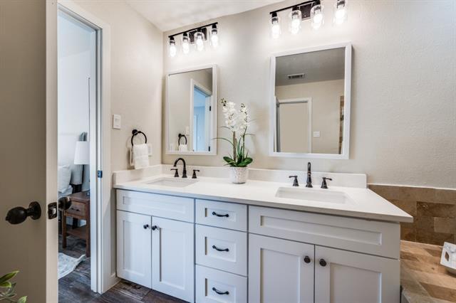 Building Photo - 2100 Rainbow Dr