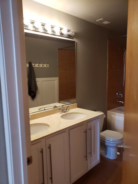 Building Photo - 1500 W Monroe St