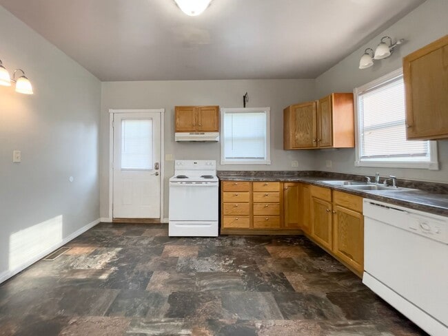 Building Photo - PRELEASING for AUGUST! Close to Campus