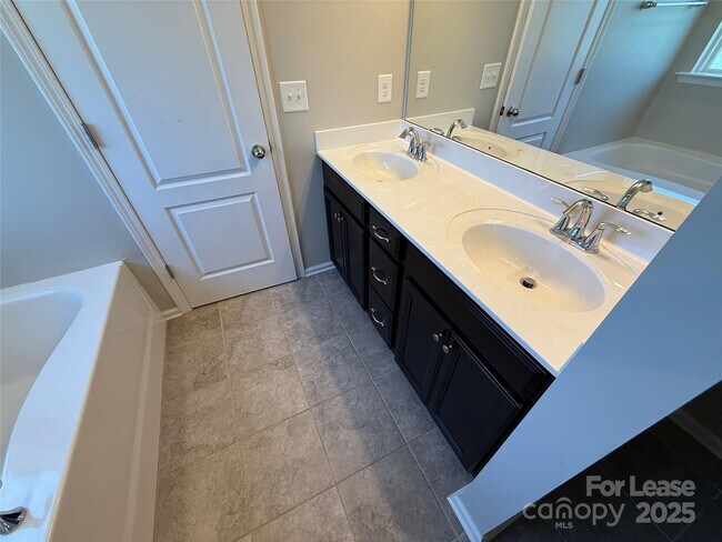 Building Photo - 15124 Evergreen House Dr