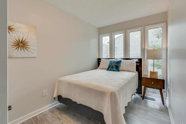 Building Photo - 5009 Emerald Dr