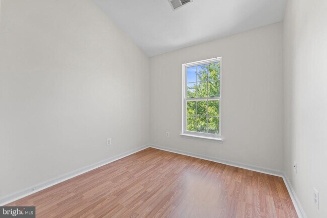 Building Photo - 702 Anoosh Ct
