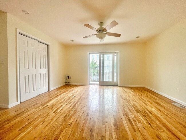Building Photo - 264 Custer Ave