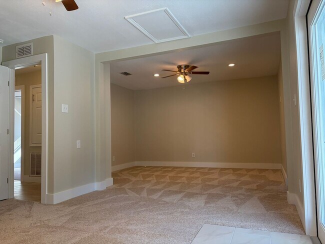 Building Photo - Refreshed North St Pete 4 Bedroom Home