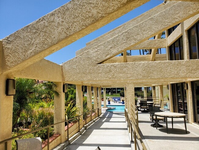 Building Photo - 2247 Martinique Ln