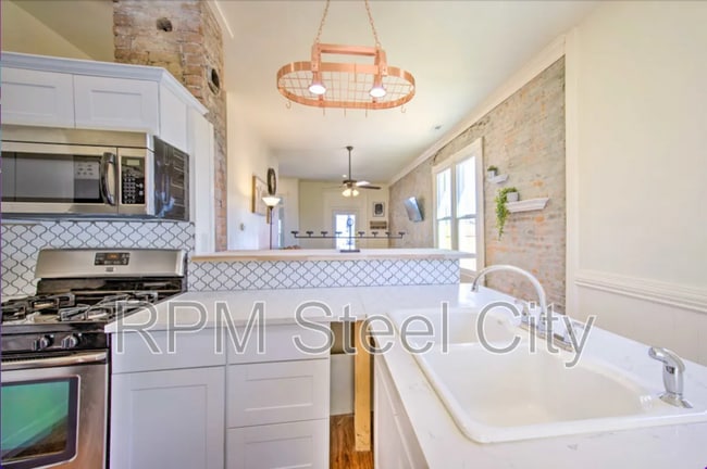 Building Photo - 706 Wilson Ave