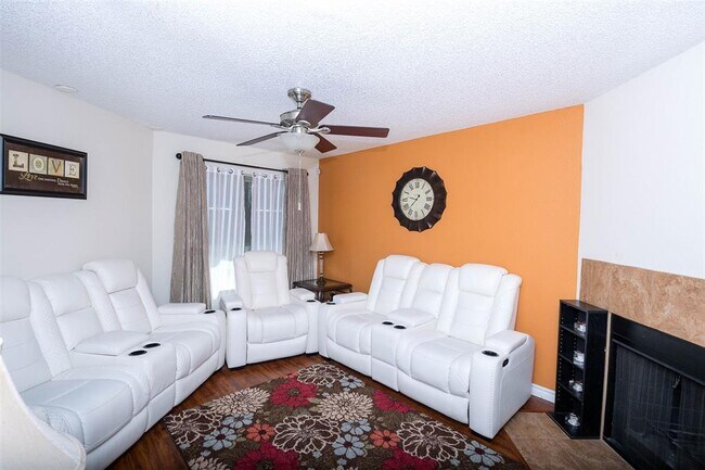 Building Photo - 3805 Landmark Dr