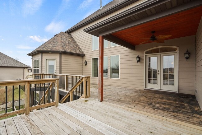 Building Photo - Large 5 Bedroom Home W/ Fenced yard