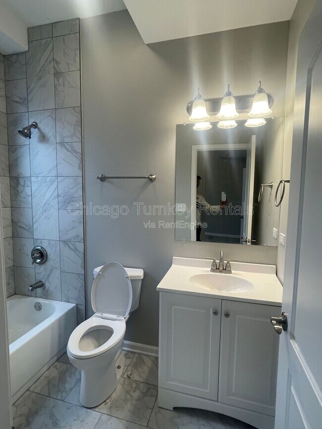 Building Photo - 2336 S Troy St