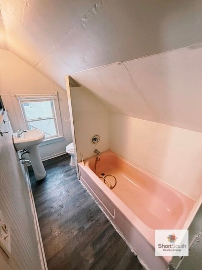 Building Photo - Updated 3 bed 1 bath upper apartment in Muskegon