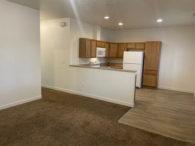 Building Photo - 214 S Dewey Ave