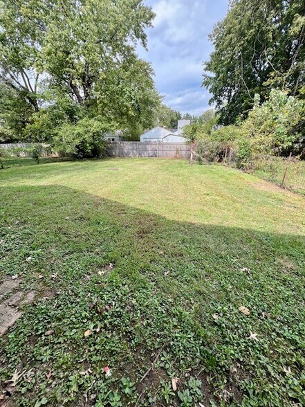 Fenced Back Yard - 1631 E 8th St N