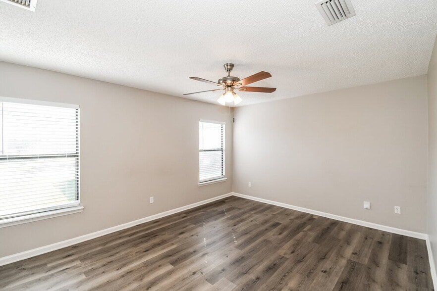 Building Photo - 596 Artesian Ln