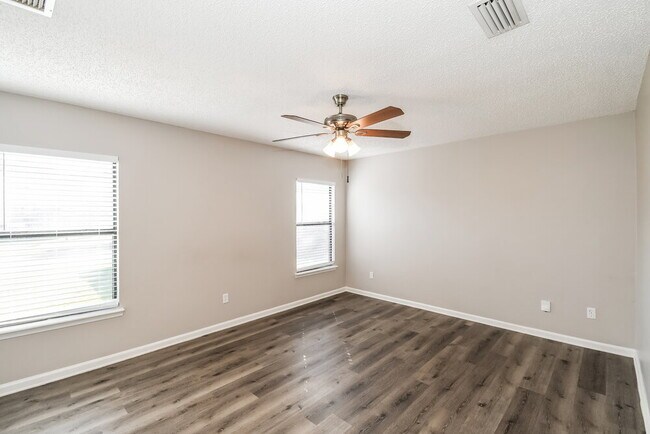 Building Photo - 596 Artesian Ln