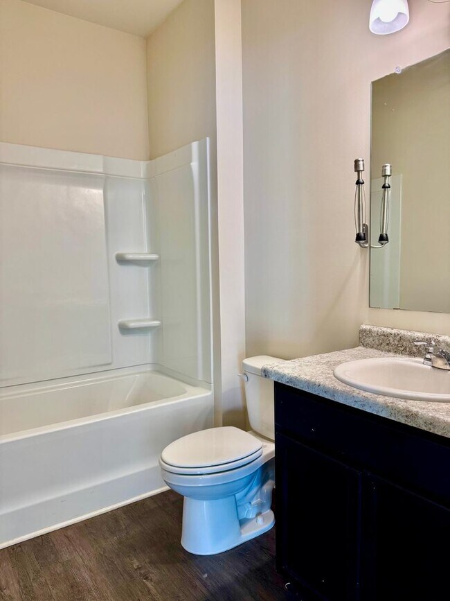 Building Photo - Beautiful 5 bedroom, 3 full bath home in D...