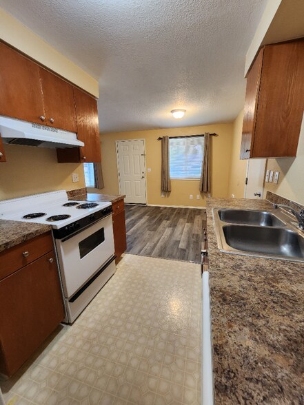 Building Photo - 1409 NE 143rd Ave