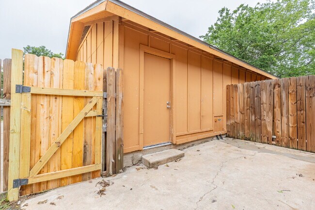 Building Photo - 323 W William Cannon Dr