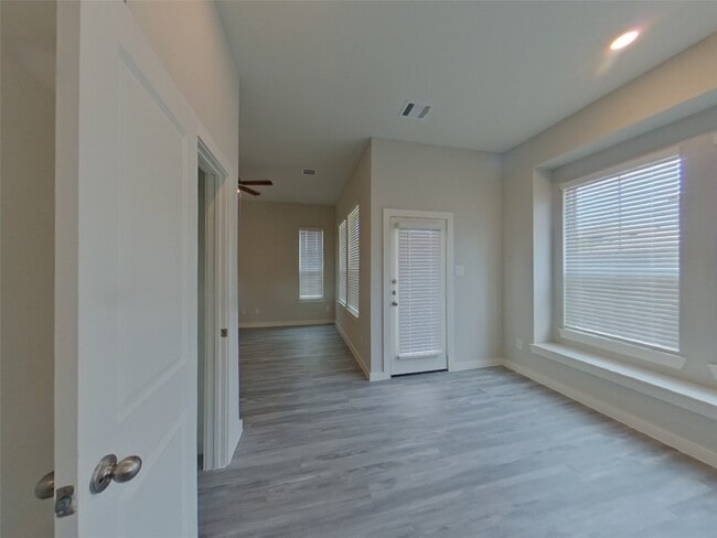 Building Photo - 9835 Willow Creek Commerce Dr