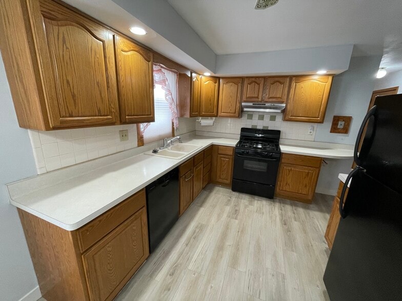 Building Photo - 1210 Woodridge Dr