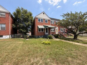Building Photo - 2717 Creston Rd