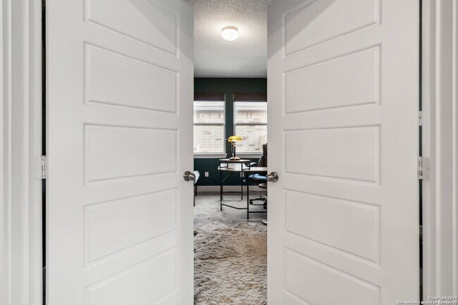 Building Photo - "Charming 3-Bedroom Home with 2 Full Baths and 1902 Sq Ft of Comfort in San Antonio!"