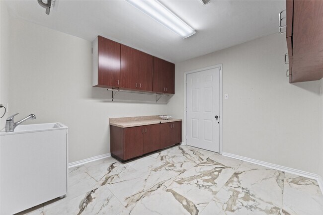 Building Photo - 18 Degas Park Dr