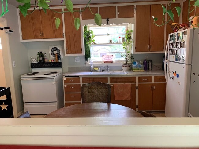 Building Photo - Charming Midvale Heights Ranch