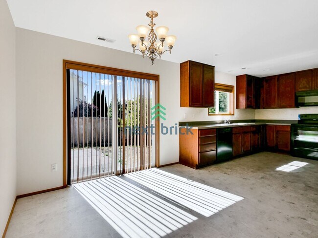 Building Photo - 4 Bed and 2.5 Bath Single-family Home is A...