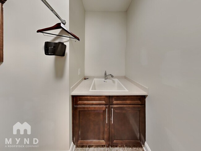 Building Photo - 2995 Manorview Ln