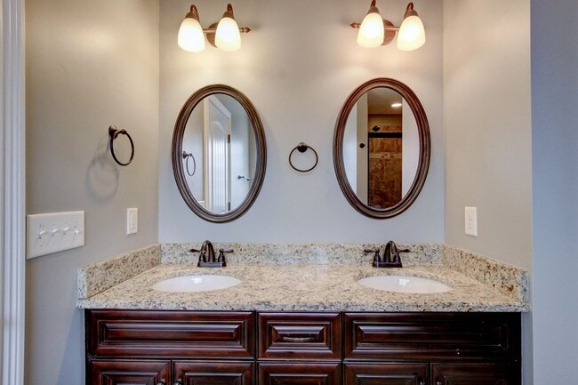 Building Photo - Executive Home on Cul de sac off exit 8.  Hurry.