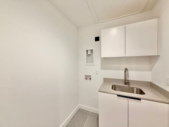 Building Photo - Beautiful 3BD, 3.5BA Downtown Raleigh Townhome with an Additional Bonus Room, Walkable to Premier...