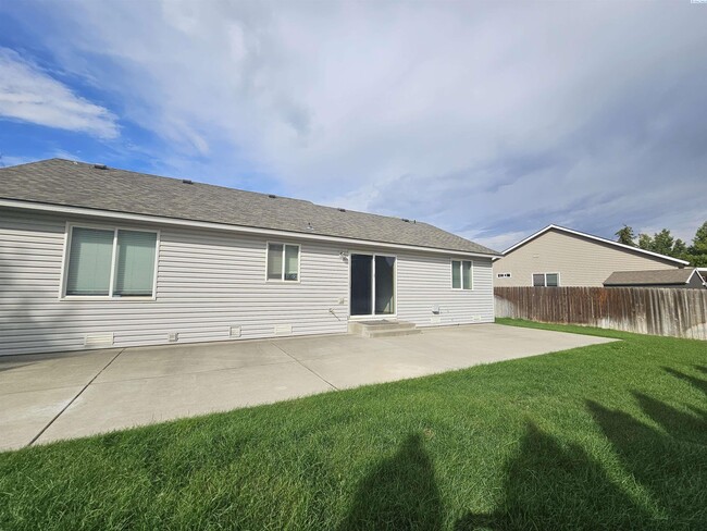 Building Photo - Newly Painted Home on Large Cul-De-Sac Lot