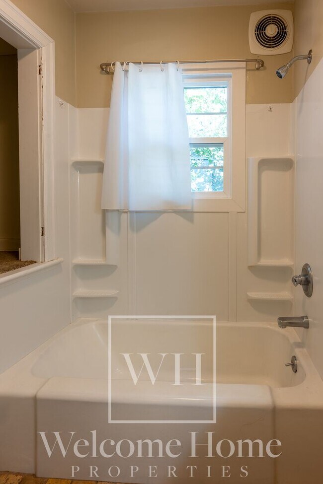 Building Photo - Vintage Home with Room to Entertain
