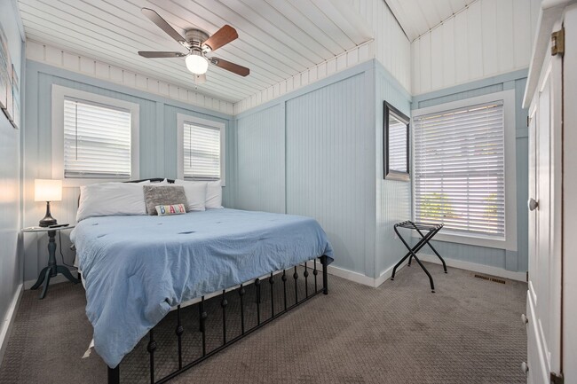 Building Photo - SNOWBIRD RENTAL- 4 blocks 2 Sea & Fire Pit