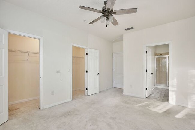 Building Photo - Lovely 3/2.5 Spacious Townhome with a 2 Ca...