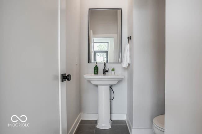 Building Photo - Beautiful townhome located off 16th and College. Pets allowed for an additional $1,000 non refund...