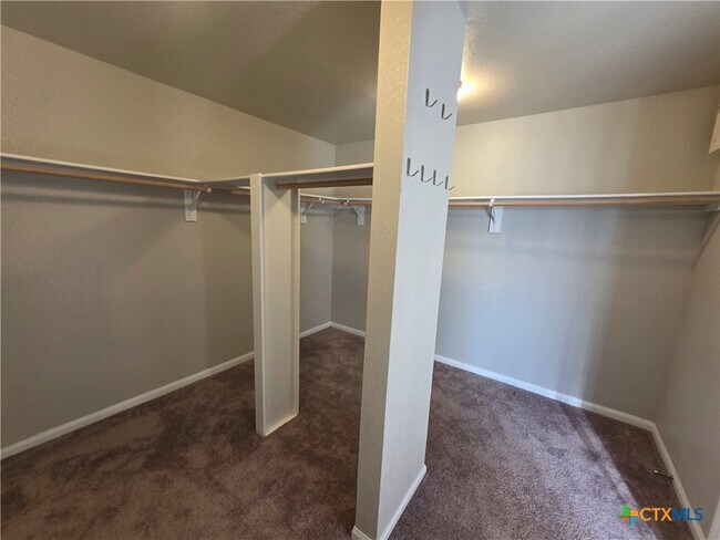 Building Photo - 423 Wrought Iron Dr