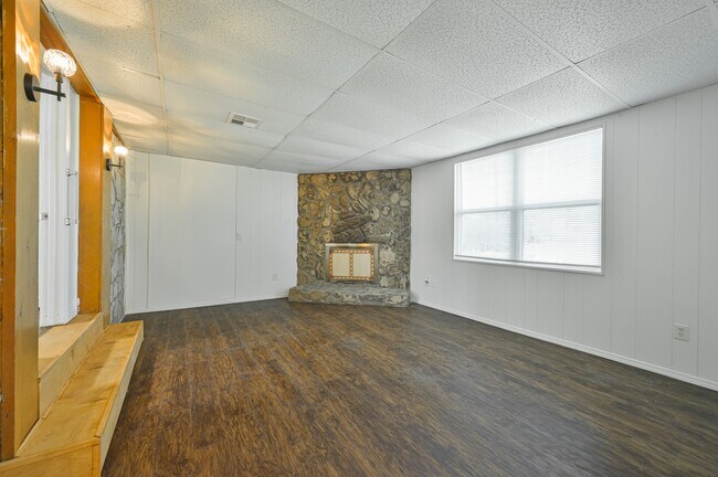 Building Photo - 713 NE 34th Terrace